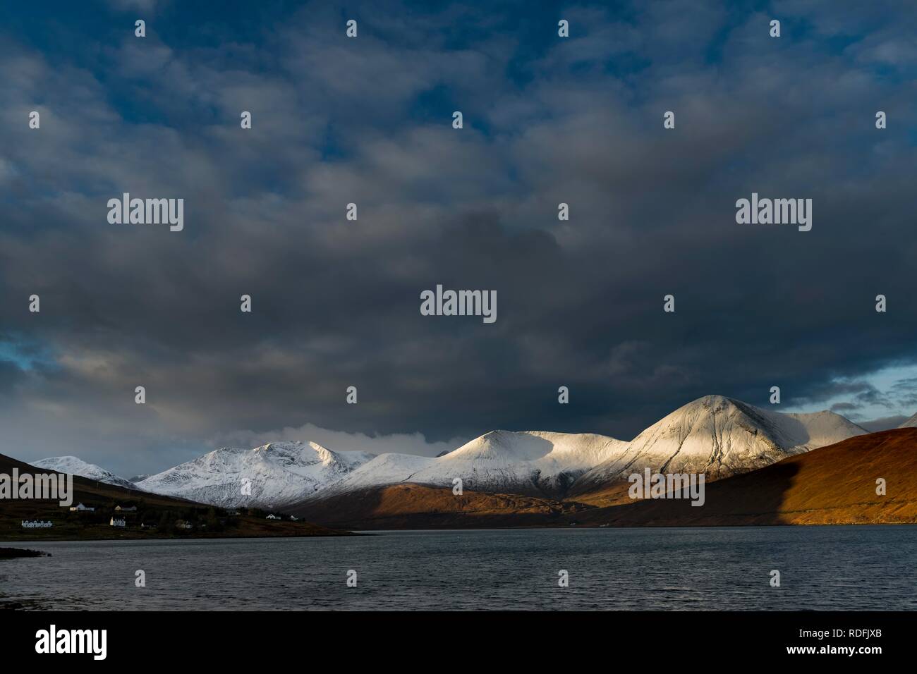 Verschneite Cullins Bergkette mit Loch Ainort in dramatischen Licht, Portree auf der Insel Skye, Schottland, Vereinigtes Königreich Stockfoto