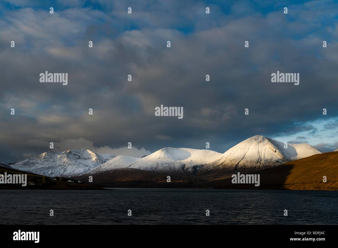 Verschneite Cullins Bergkette mit Loch Ainort in dramatischen Licht, Portree auf der Insel Skye, Schottland, Vereinigtes Königreich Stockfoto