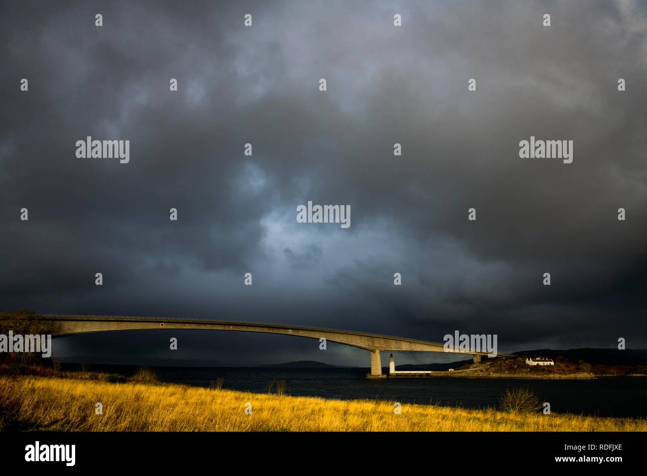 Sky Brücke über den Kyle Akin in dramatischen Licht, Kyle von Lochalsh, Isle of Skye, Schottland, Vereinigtes Königreich Stockfoto