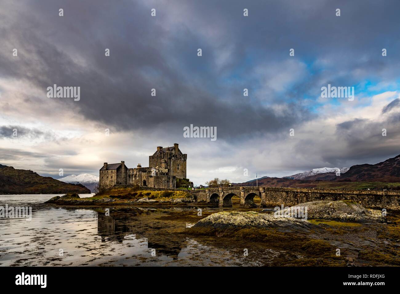 Eilean Donan Castle in den Vordergrund mit Loch Duich in den Hintergrund, die West Highlands, Schottland, Vereinigtes Königreich Stockfoto