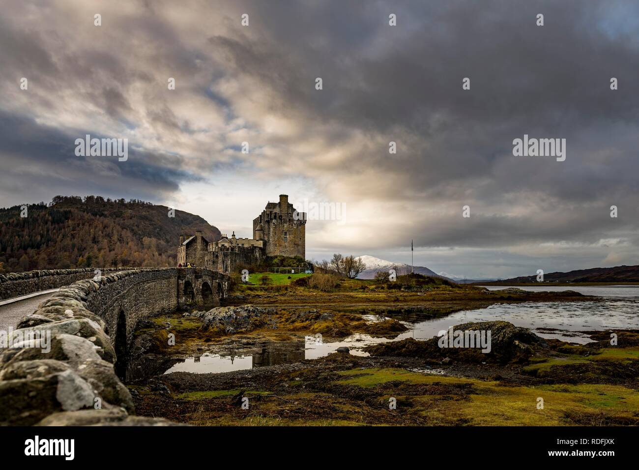 Eilean Donan Castle in den Vordergrund mit Loch Duich in den Hintergrund, die West Highlands, Schottland, Vereinigtes Königreich Stockfoto