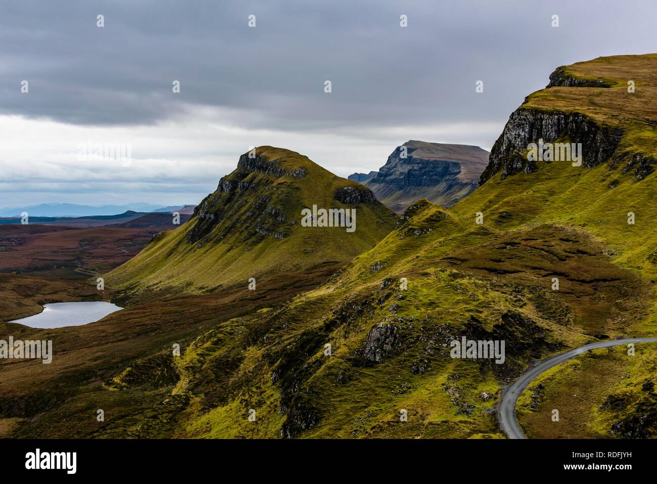 Quiraing massiv mit dramatischen Wolken, Portree, Isle of Sky, Schottland, Vereinigtes Königreich Stockfoto