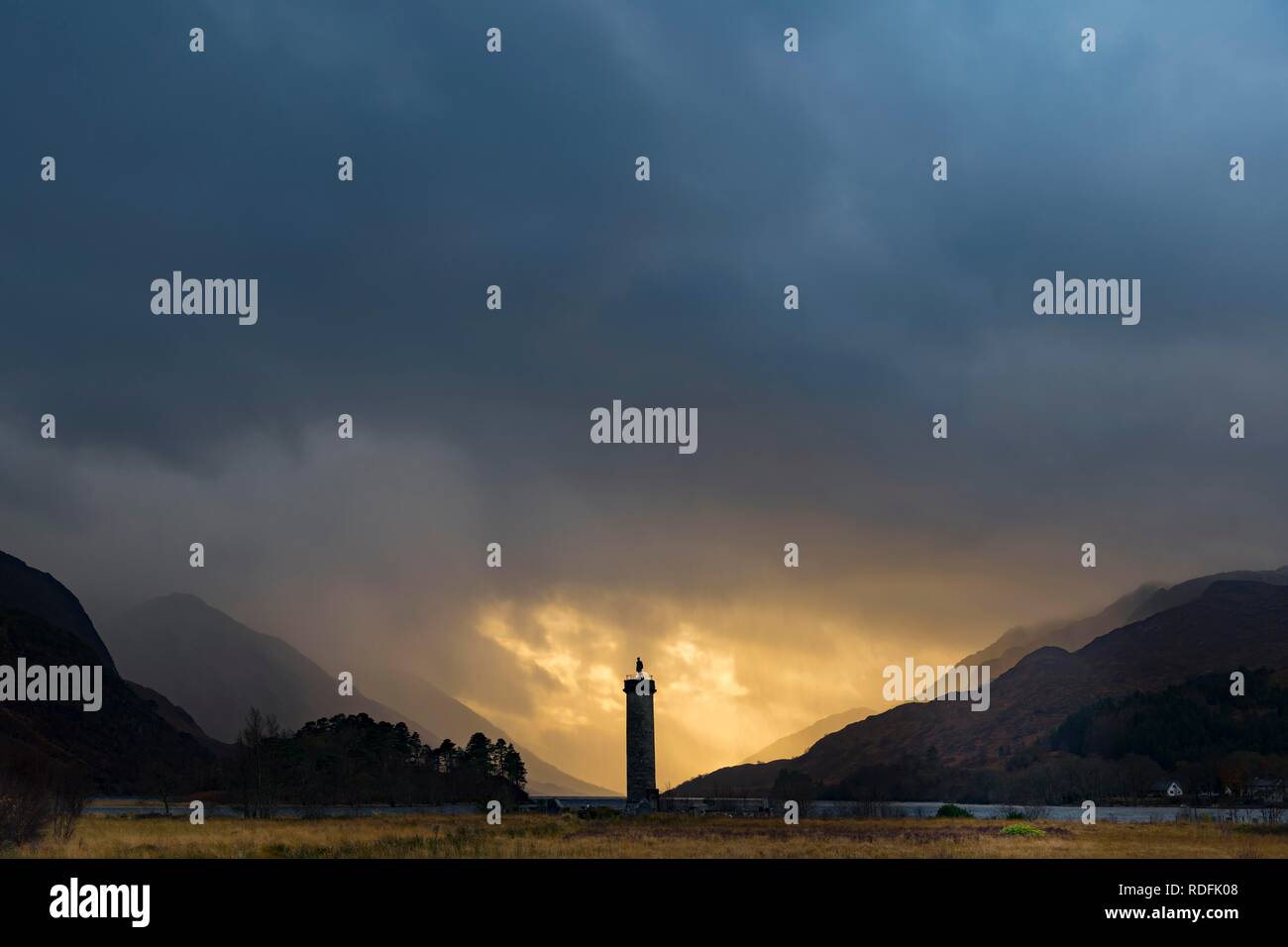 Loch Shiel mit Glenfinnan Monument unter bedrohlichen bewölkter Himmel, Glenfinnan, West Highlands, Schottland, Großbritannien Stockfoto