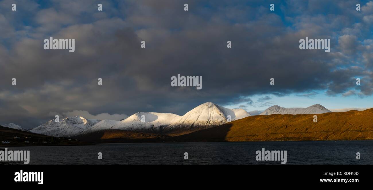 Verschneite Cullins Bergkette mit Loch Ainort in dramatischen Licht, Portree auf der Insel Skye, Schottland, Vereinigtes Königreich Stockfoto