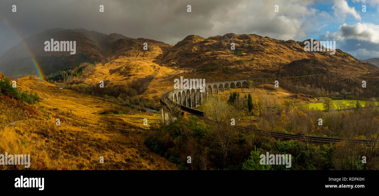 Glenfinnan Eisenbahnviadukt, mit Farben des Herbstes und bewölkter Himmel, Glenfinnan, West Highlands, Schottland, Großbritannien Stockfoto
