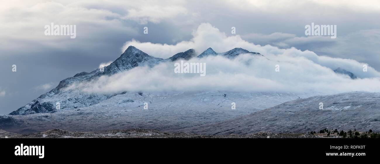 Die schneebedeckten Berggipfel der Cullins Gruppe mit Wolken in der schneebedeckten Landschaft, Sligachan, Portree, Isle of Sky Stockfoto