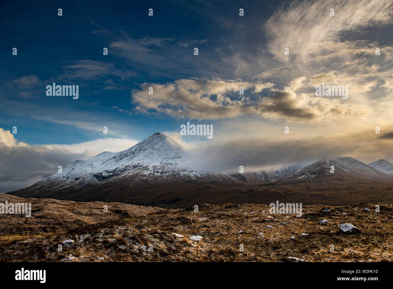 Verschneite Berggipfel von Ben Lee mit Wolken im Hochland,, Portree Sligachan, Isle of Sky, Schottland, Vereinigtes Königreich Stockfoto