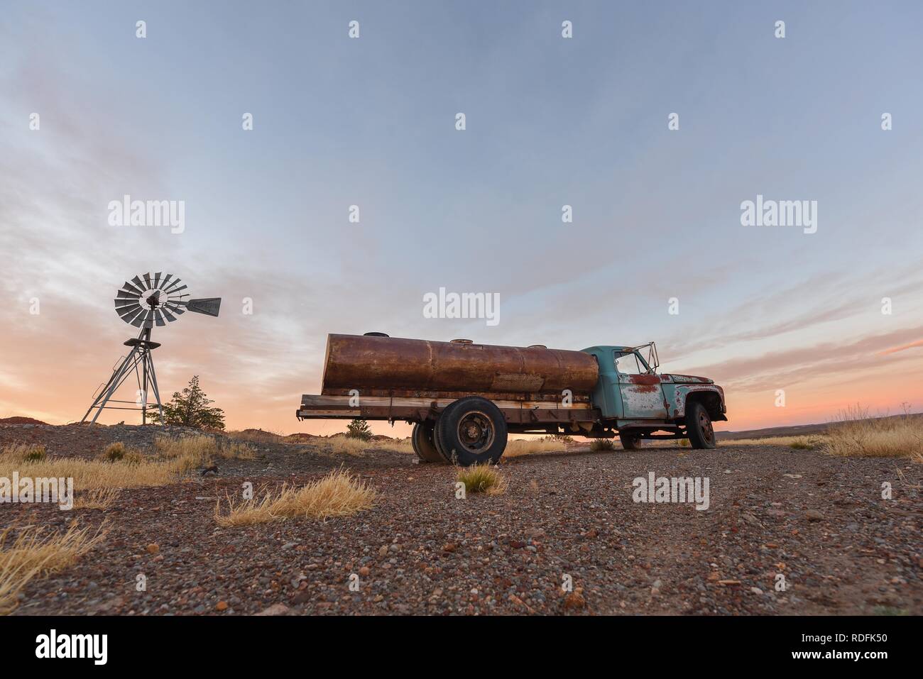 Pampa mit alten Lastwagen auf einem Bauernhof in Bosques Petrificados de Jaramillo Nationalpark, Patagonien, Argentinien Stockfoto