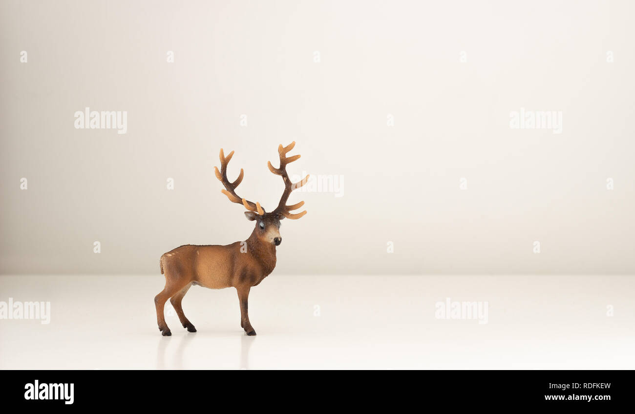Ein Spielzeug aus Kunststoff mit Hirsche Geweihe auf einen weißen Hintergrund mit Kopie Raum Stockfoto