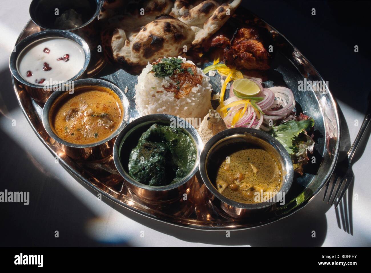 Thali, Menü mit mehreren Gerichten und Soßen, enthält Fleisch, Shimla, Himachal Pradesh, Indien, Asien Stockfoto