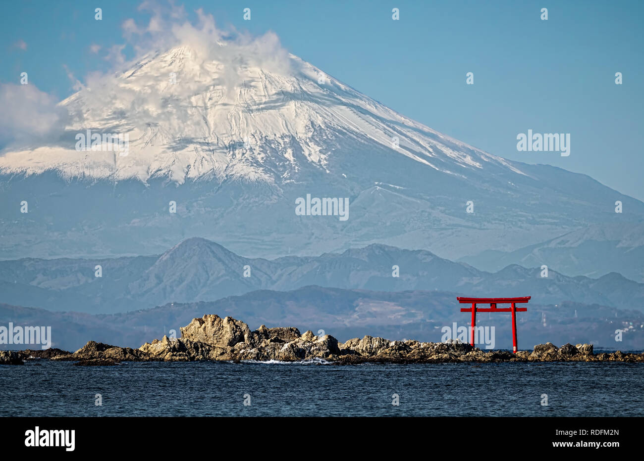 Mein erstes Mal schießen Mount Fuji als Über von Sagami Bay in der Nähe von Hayama, Japan gesehen. Stockfoto