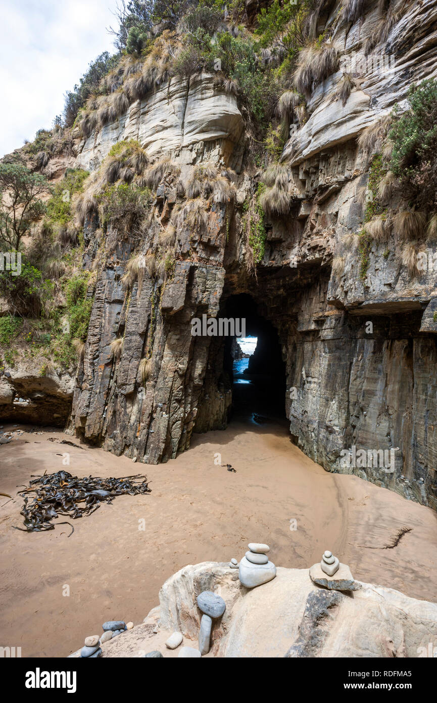 Bemerkenswerte Höhle, ein Tunnel unter der Küste Felsen erodiert, in der Nähe von Port Arthur auf der Tasman Halbinsel in Tasmanien. Stockfoto