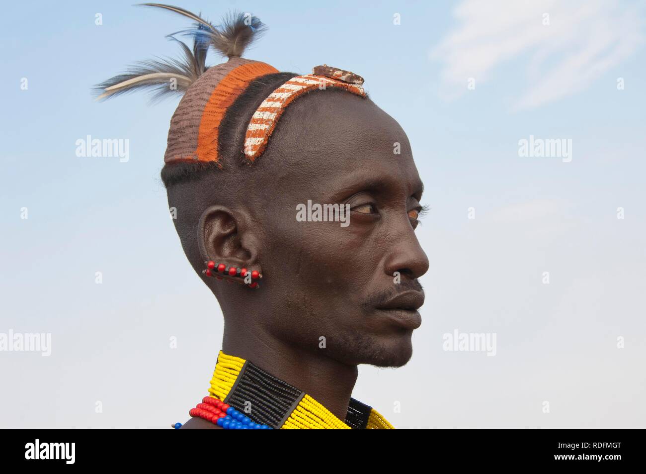 Porträt einer Hamar Mann mit traditionellen Frisur aus Lehm und Federn, Omo-tal, südlichen Äthiopien, Afrika Stockfoto