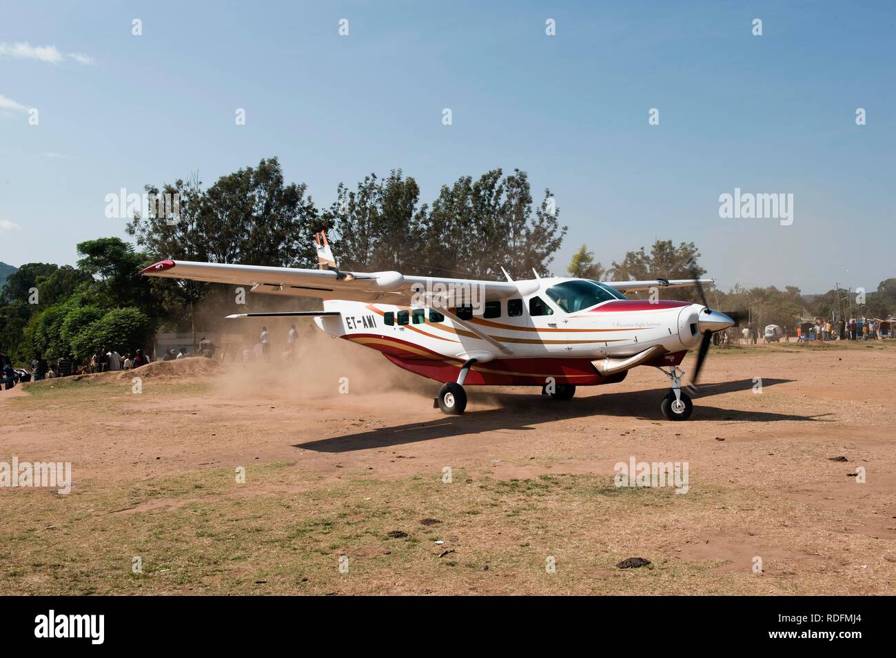 Kleines Flugzeug Landung auf dem airstrip Jinka Omo-tal, Äthiopien, Afrika Stockfoto