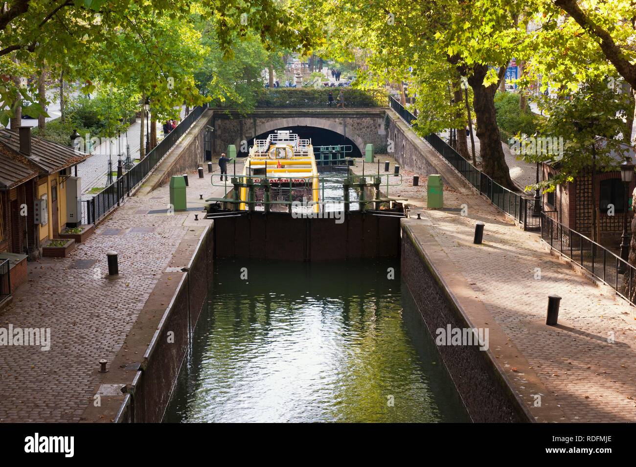 Touristische Boot in eine Schleuse Tor, Canal Saint Martin, Paris, Frankreich, Europa Stockfoto