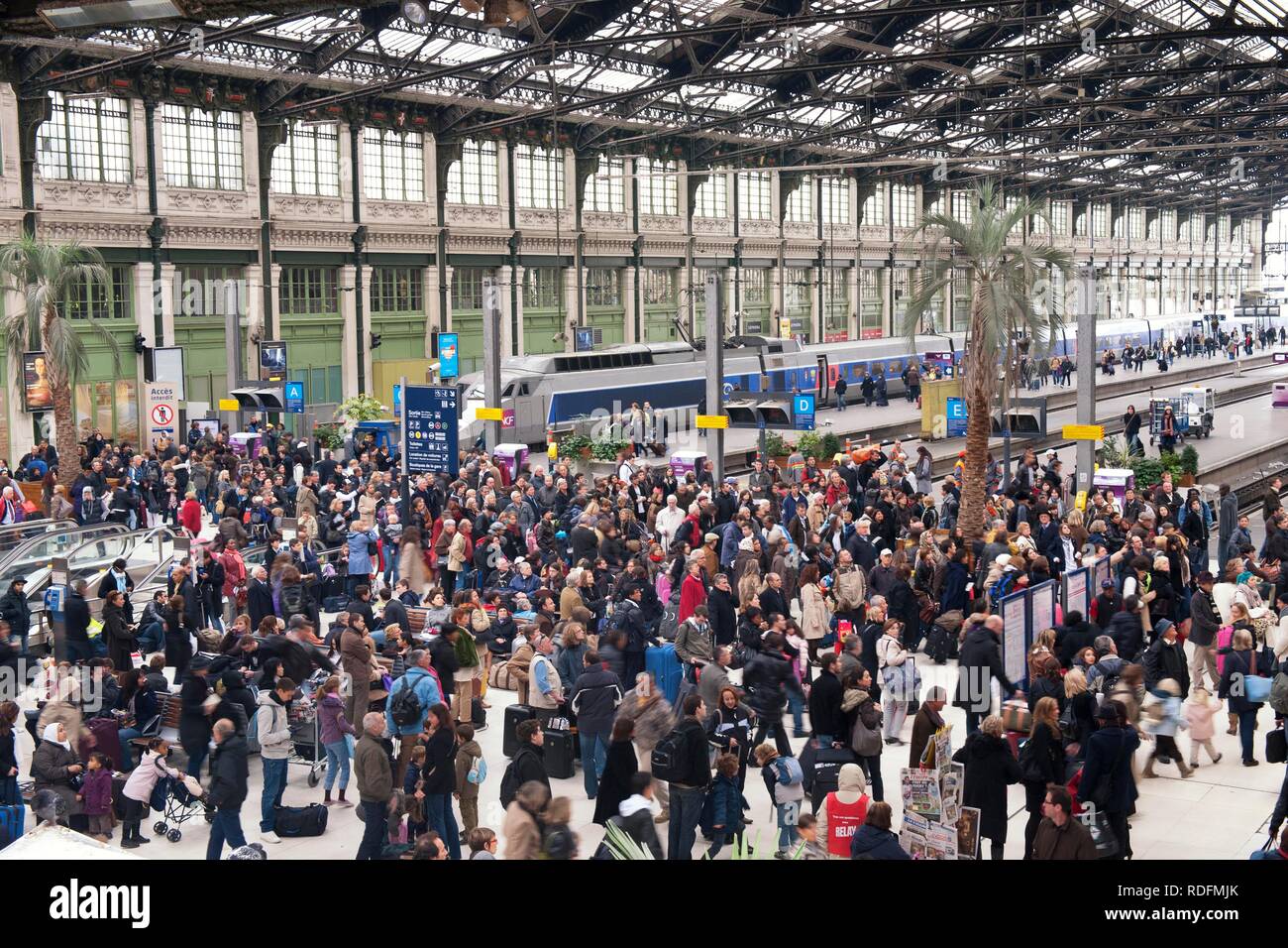 Die Menschen warten im Inneren des Bahnhofs Lyon, Paris, Frankreich, Europa Stockfoto