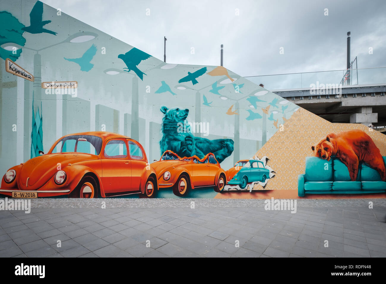 Berlin, Deutschland Januar 2019 Legale Graffiti artwork Wandbild an der Ostseite Mall in