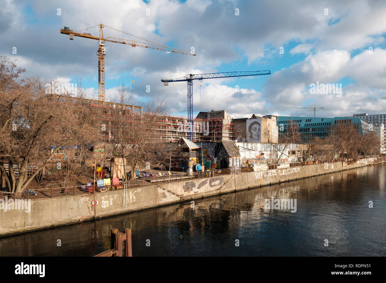 Berlin, Deutschland - Januar 2019: Baustelle an der Spree alias Mediaspree in der Nähe von Ostbahnhof und Yaam Club Beach Bar in Berlin, Friedric Stockfoto