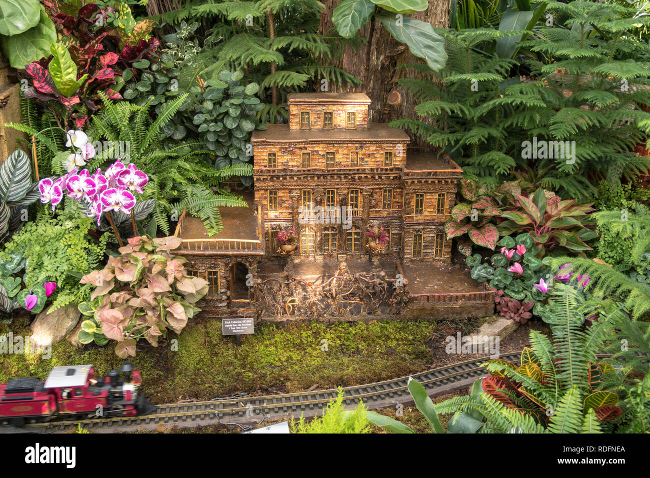 Die Holiday Train Show im Enid A. Haupt Wintergarten ist eine saisonale Tradition an der New York Botanical Garden, der Bronx, New York City, USA Stockfoto