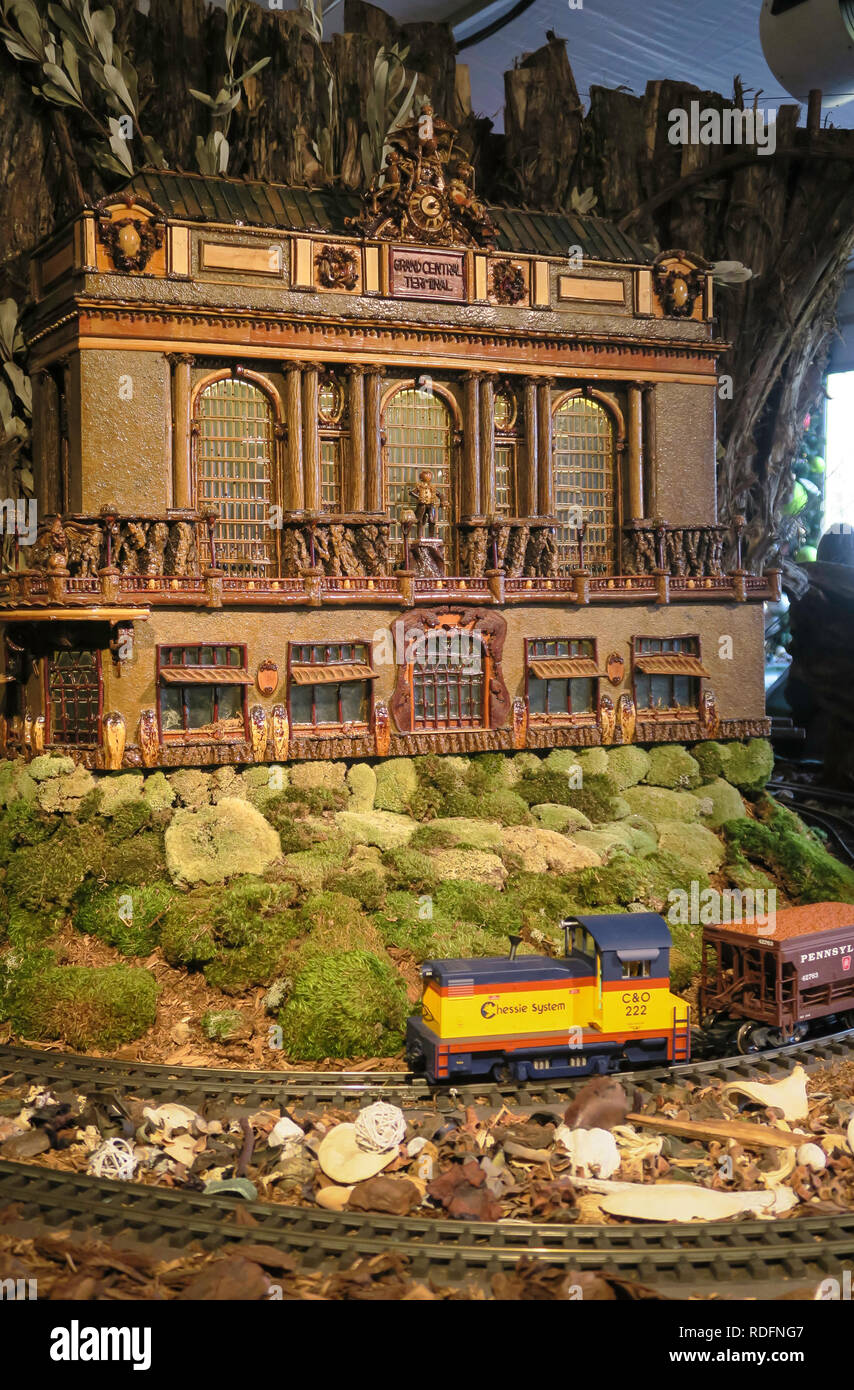 Die Holiday Train Show im Enid A. Haupt Wintergarten ist eine saisonale Tradition an der New York Botanical Garden, der Bronx, New York City, USA Stockfoto