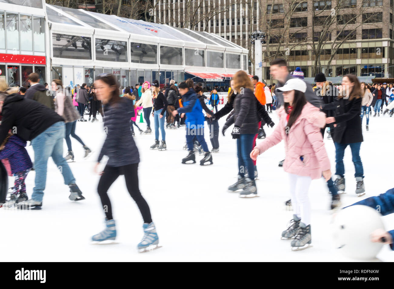 Der Eisbahn bei der Bank of America Winterdorf im Bryant Park, New York City, USA Stockfoto