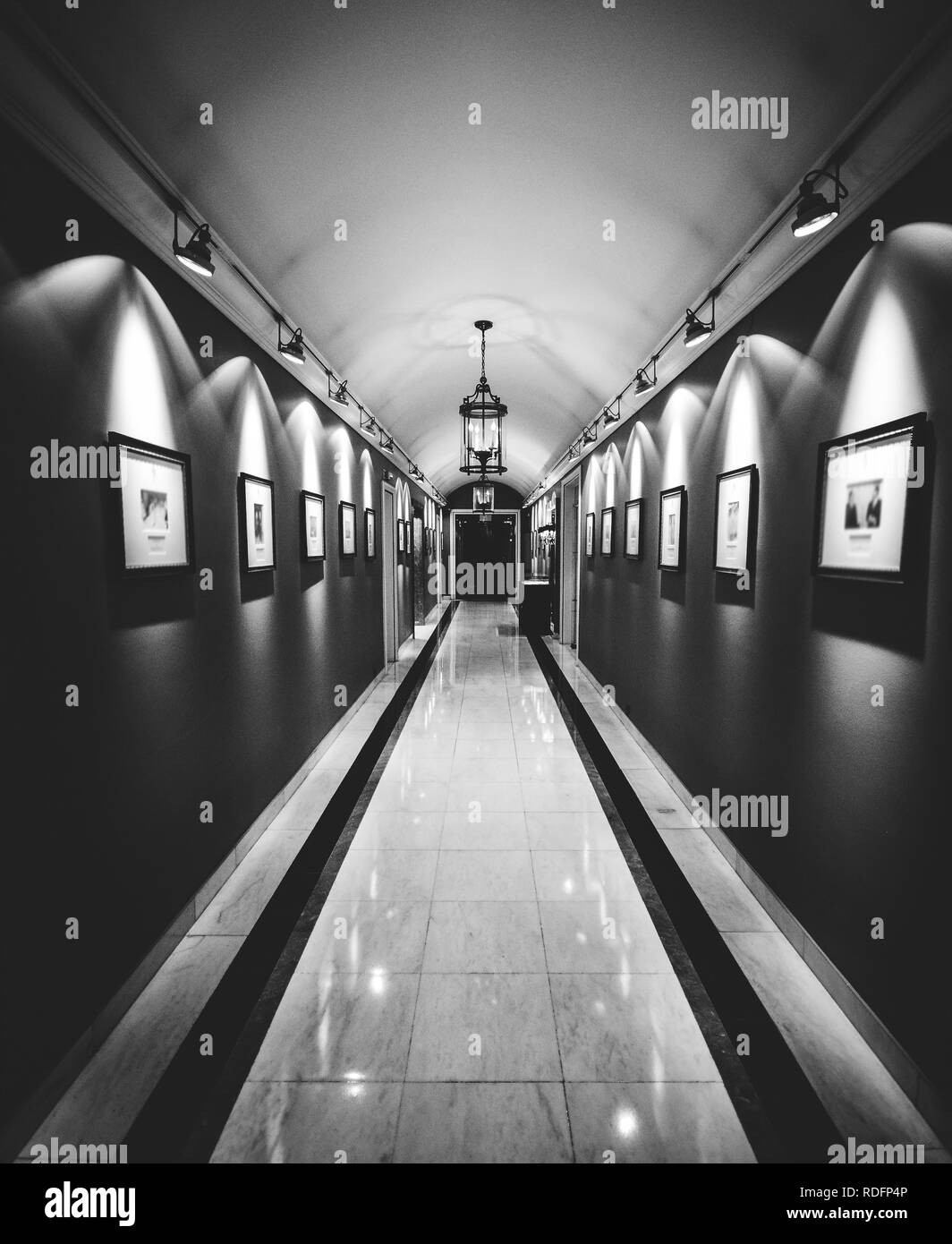 Marmor Flur mit historischen Erinnerungsstücken im Hotel Palacio in Estoril, Portugal. Drehort von Im Geheimdienst Ihrer Majestät James Bond Stockfoto