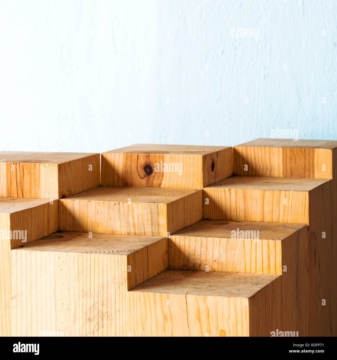 Geometrische Formen in abstrakte Bausteine aus Holz mit Kopie Raum  Stockfotografie - Alamy