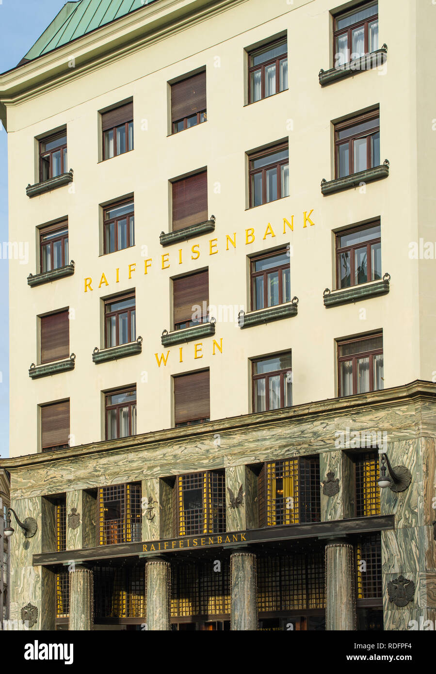Raiffeisenlandesbank am Michaelerplatz gegenüberliegenden Hofburg, Wien, Österreich. Stockfoto