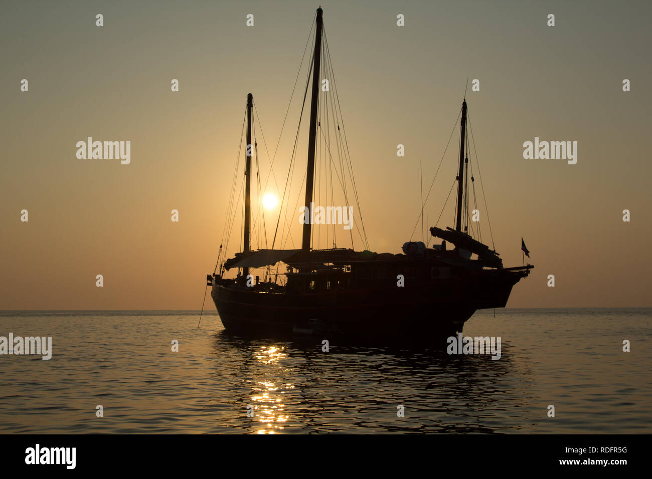 Alte junk style Segelboot in den Sonnenuntergang in der Andaman See in Thailand Stockfoto