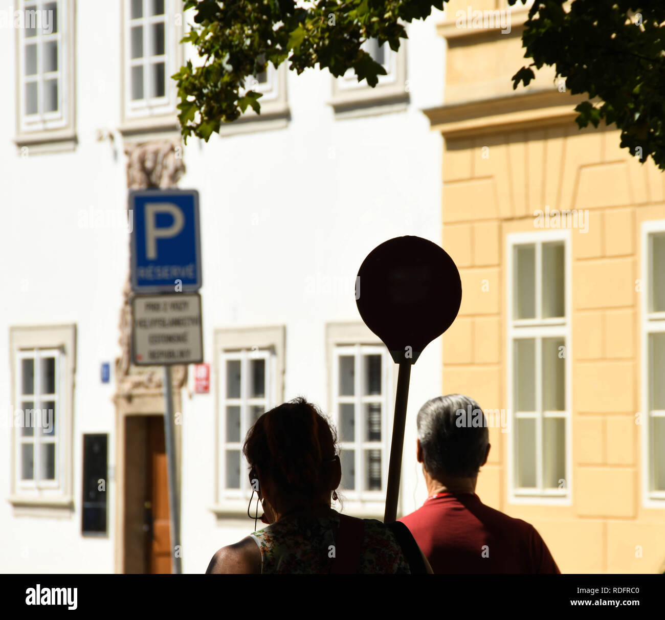 Prag, tschechische Republik - AUGUST 2018: die Silhouette von einem Reiseleiter in Prag, ein Zeichen für Ihre Tour Partei zu folgen. Stockfoto