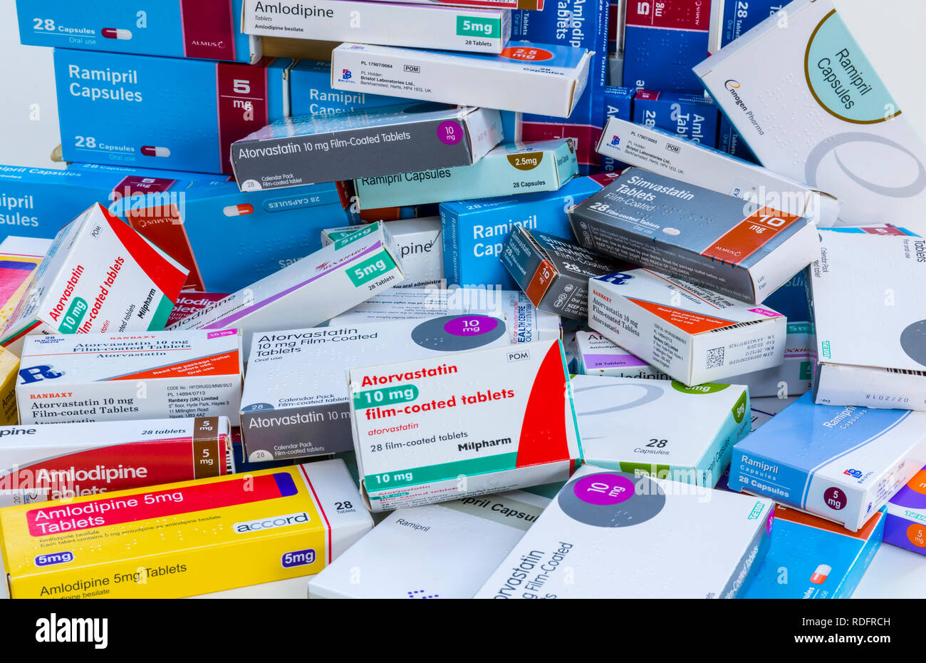 Stapel der Pille Pakete, Medikamente, Tabletten, für die Behandlung von hohem Blutdruck und Cholesterin. Stockfoto
