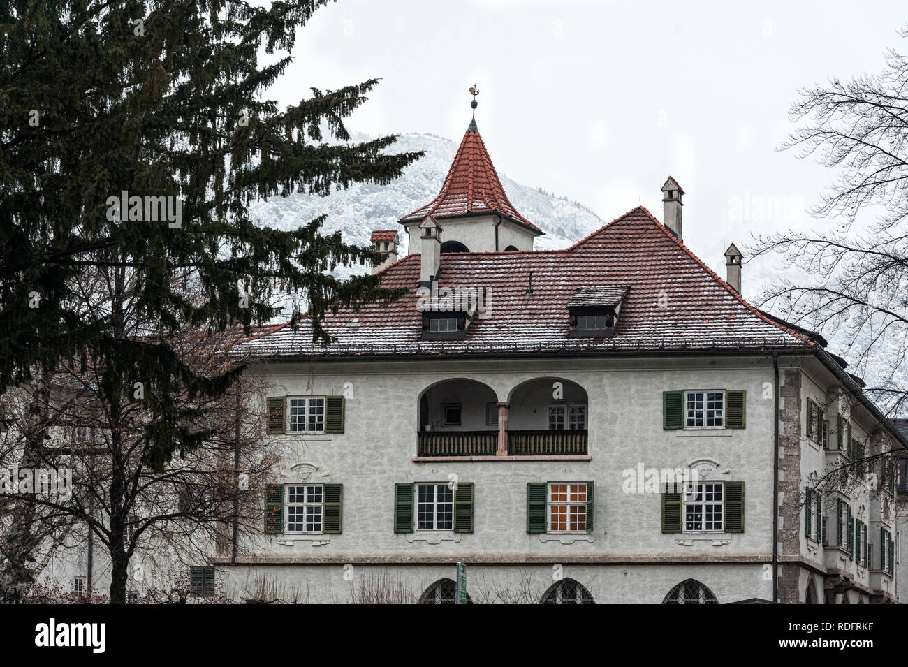 HALL in Tirol, Österreich - Dezember, 30 2018: Traditionelle Gebäude und bunten Fassaden der Häuser in der mittelalterlichen Stadt Hall in Tirol, Österreich Stockfoto