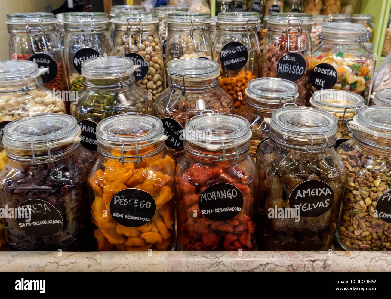 Frische Lebensmittel in Gläsern im Campo de Ourique Markt in Lissabon, Portugal. Stockfoto