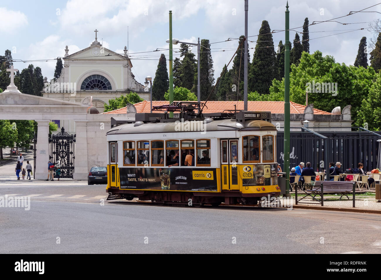 Klassische Straßenbahnlinie 28 in Lissabon, Portugal Stockfoto