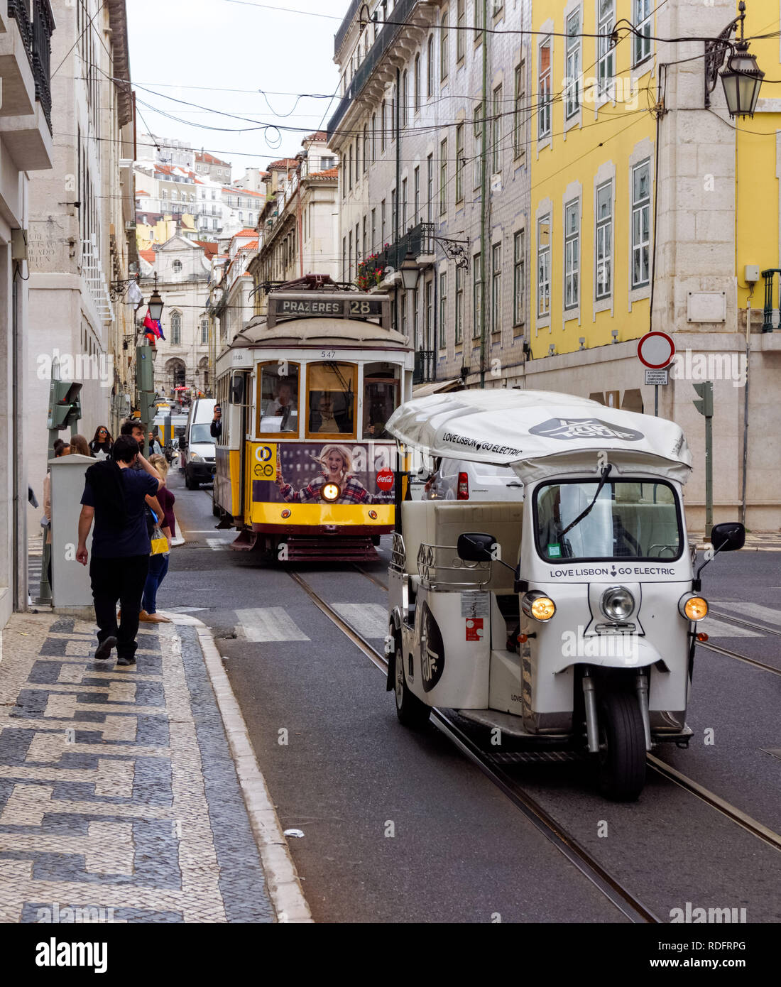 Klassische Straßenbahnlinie 28 in der Baixa in Lissabon, Portugal Stockfoto