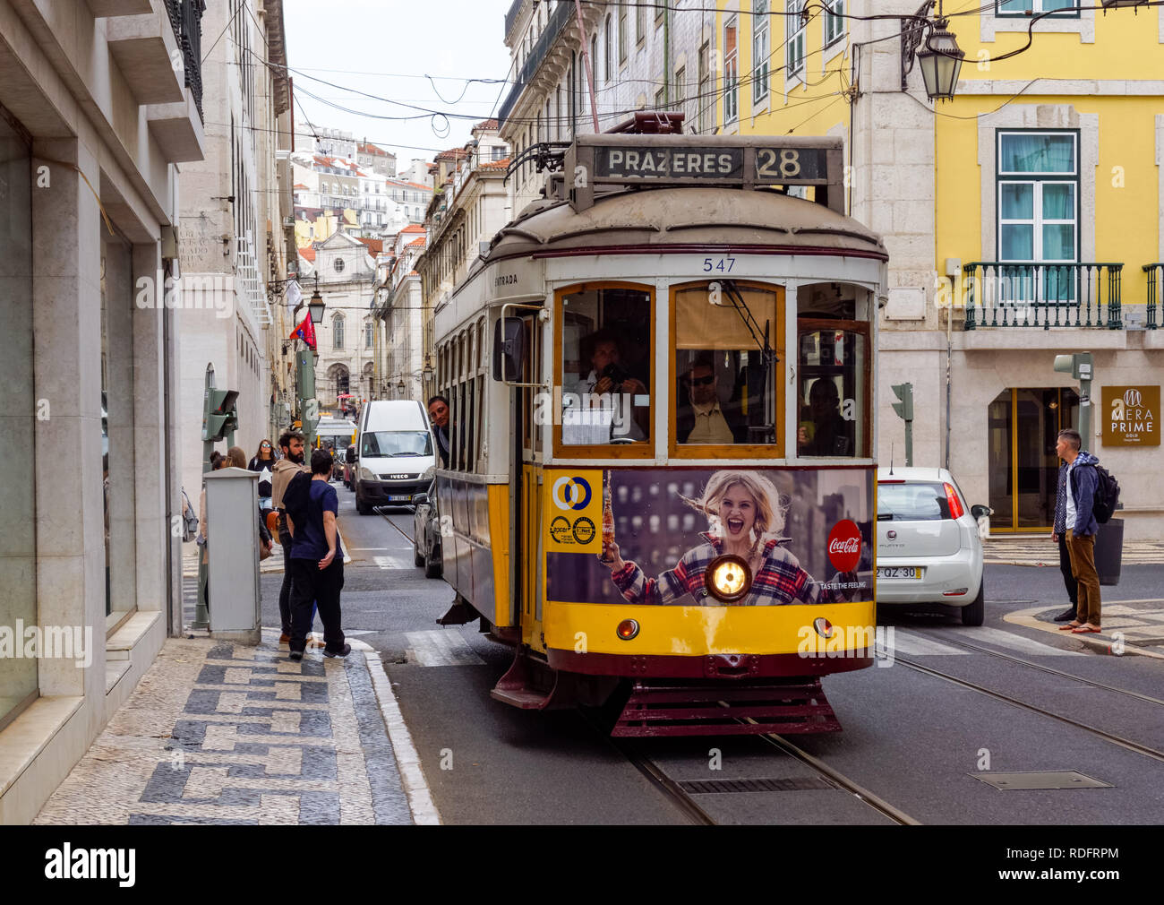 Klassische Straßenbahnlinie 28 in der Baixa in Lissabon, Portugal Stockfoto