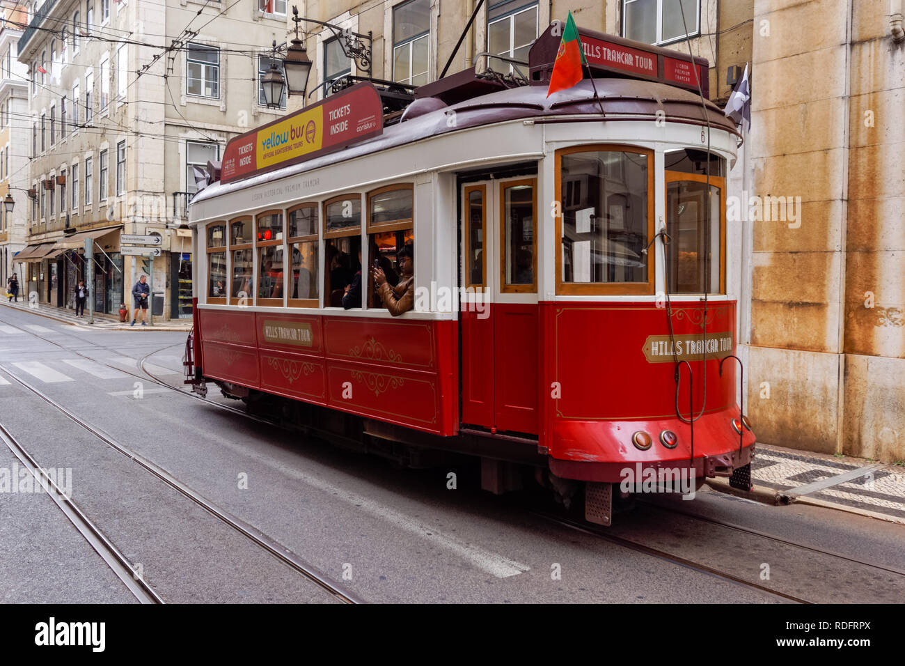 Classic Red touristische Straßenbahn in der Baixa in Lissabon, Portugal Stockfoto