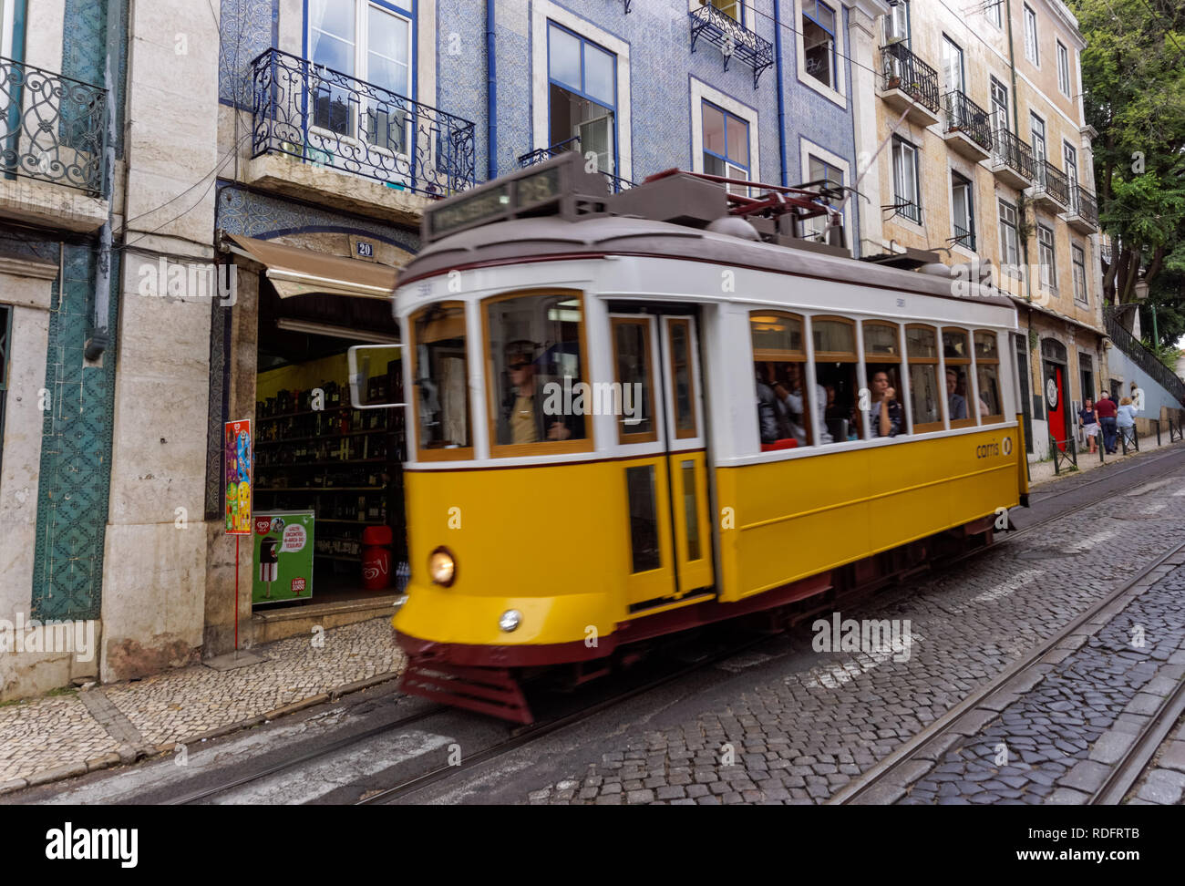 Klassische Straßenbahnlinie 28 im Stadtteil Alfama in Lissabon, Portugal Stockfoto