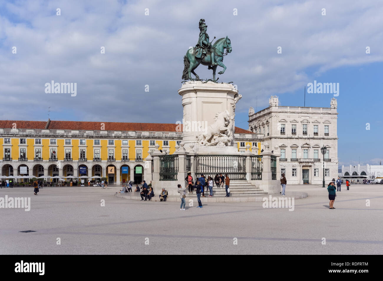 Touristen und Geschäftsreisende, die Reiterstatue des von König José I am Praça do Comércio in Lissabon, Portugal Stockfoto