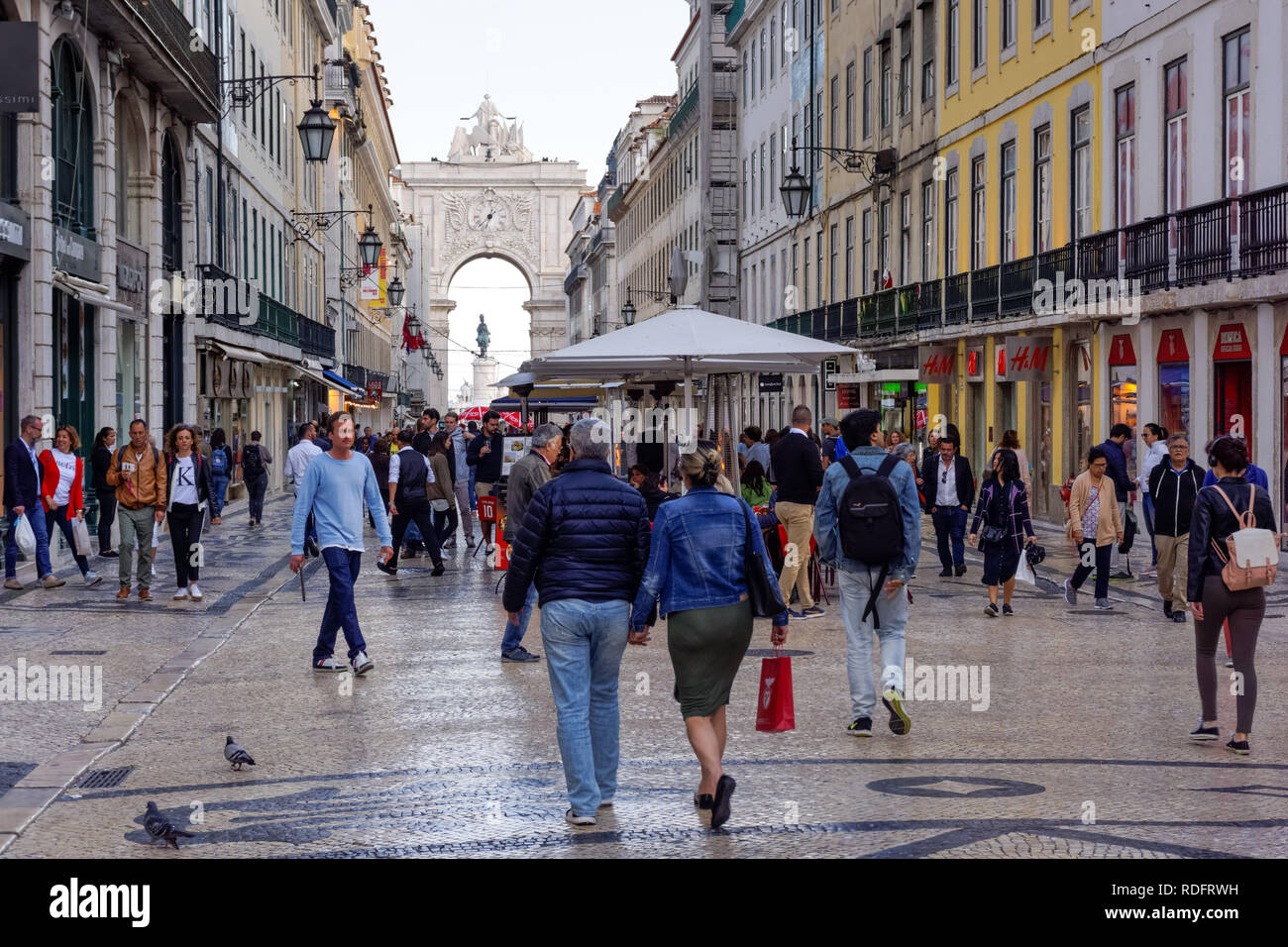 Touristen und Käufer auf der Rua Augusta Straße in Lissabon, Portugal. Stockfoto