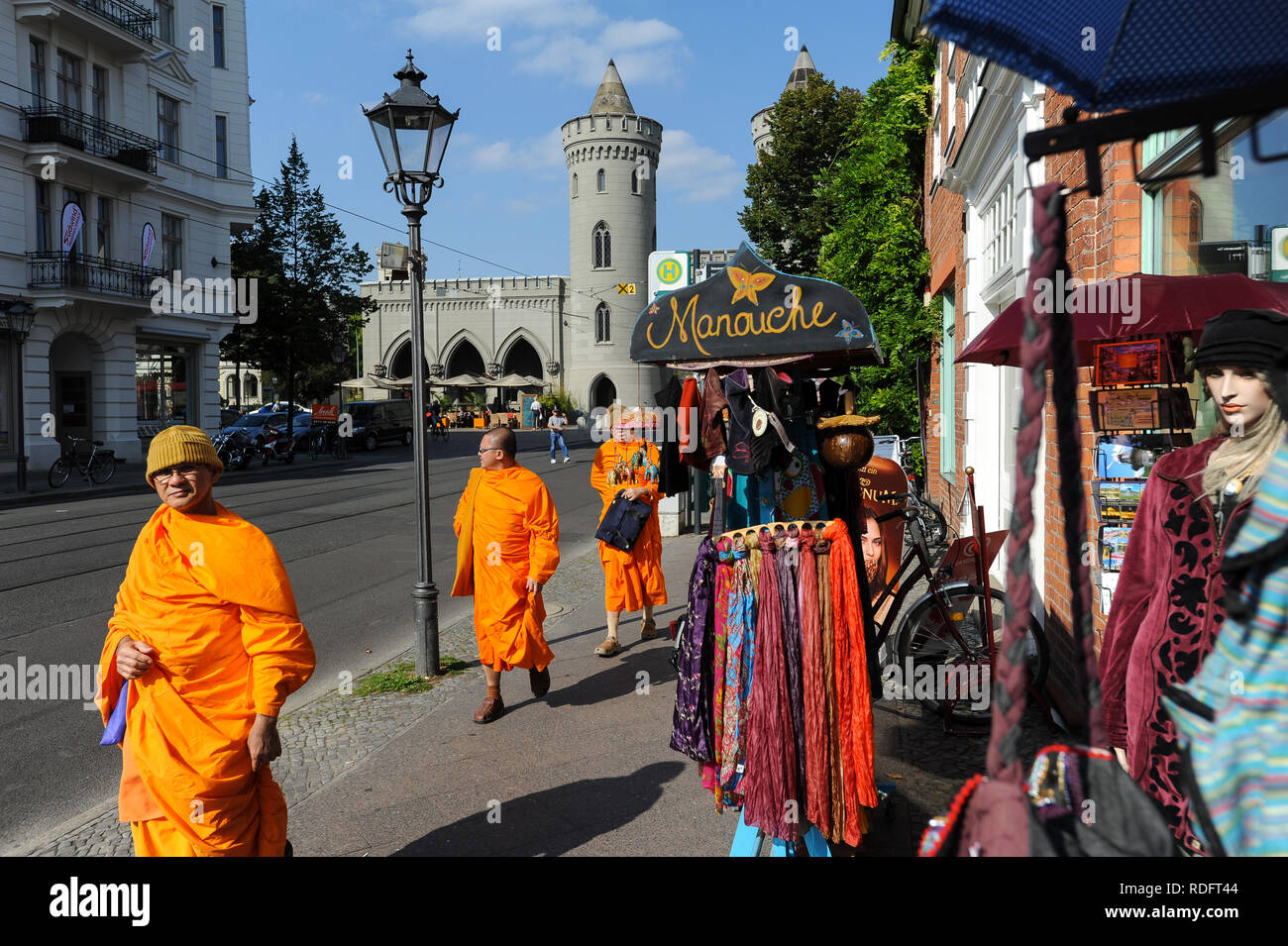 18.09.2014, Potsdam, Brandenburg, Deutschland, Europa - Buddhistische Mönche sind zu Fuß eine Straße im Holländischen Viertel mit dem Nauener Tor im Hintergrund. Stockfoto