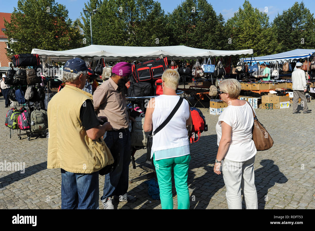 18.09.2014, Potsdam, Brandenburg, Deutschland, Europa - Touristen werden gesehen, um die Preise feilschen mit einem Händler zu einem Straßenmarkt. Stockfoto