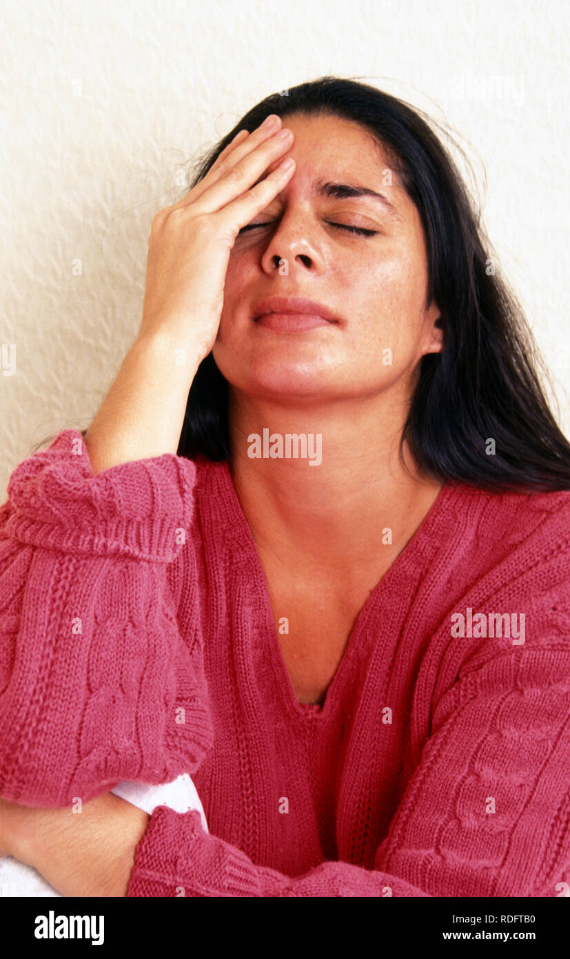 Anglo-indische Frau Leiden von Kopf Schmerzen Stockfoto