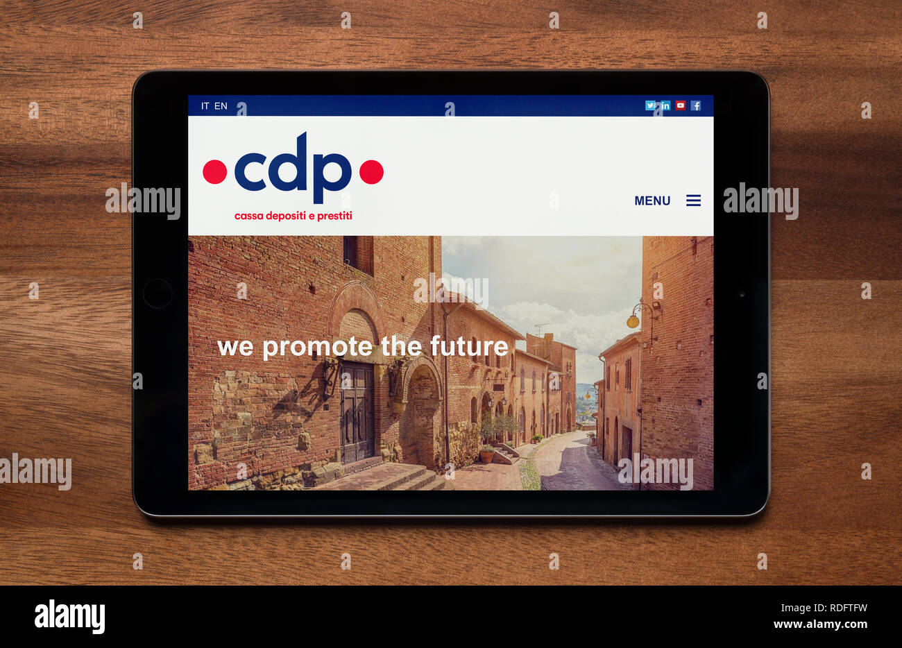 Die Website von CDP (Cassa Depositi e Prestiti) gesehen auf einem iPad Tablet, der ruht auf einem Holztisch (nur redaktionelle Nutzung). Stockfoto