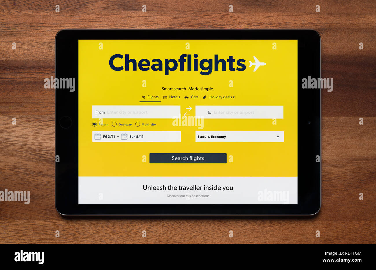 Die Website von Cheapflights wird gesehen, auf einem iPad Tablet, der ruht auf einem Holztisch (nur redaktionelle Nutzung). Stockfoto