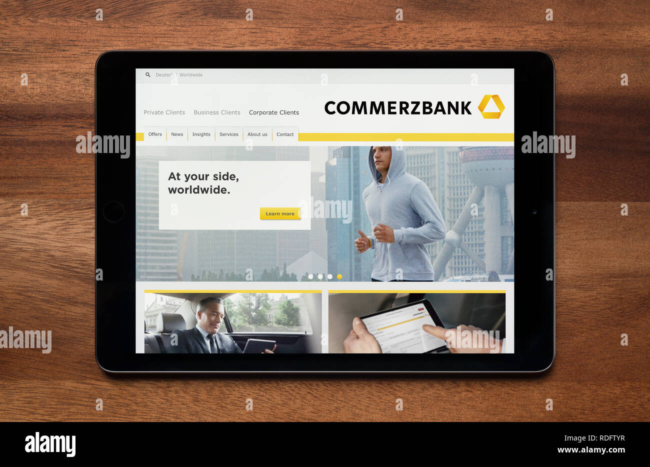 Auf der Website der Commerzbank ist gesehen auf einem iPad Tablet, der ruht auf einem Holztisch (nur redaktionelle Nutzung). Stockfoto