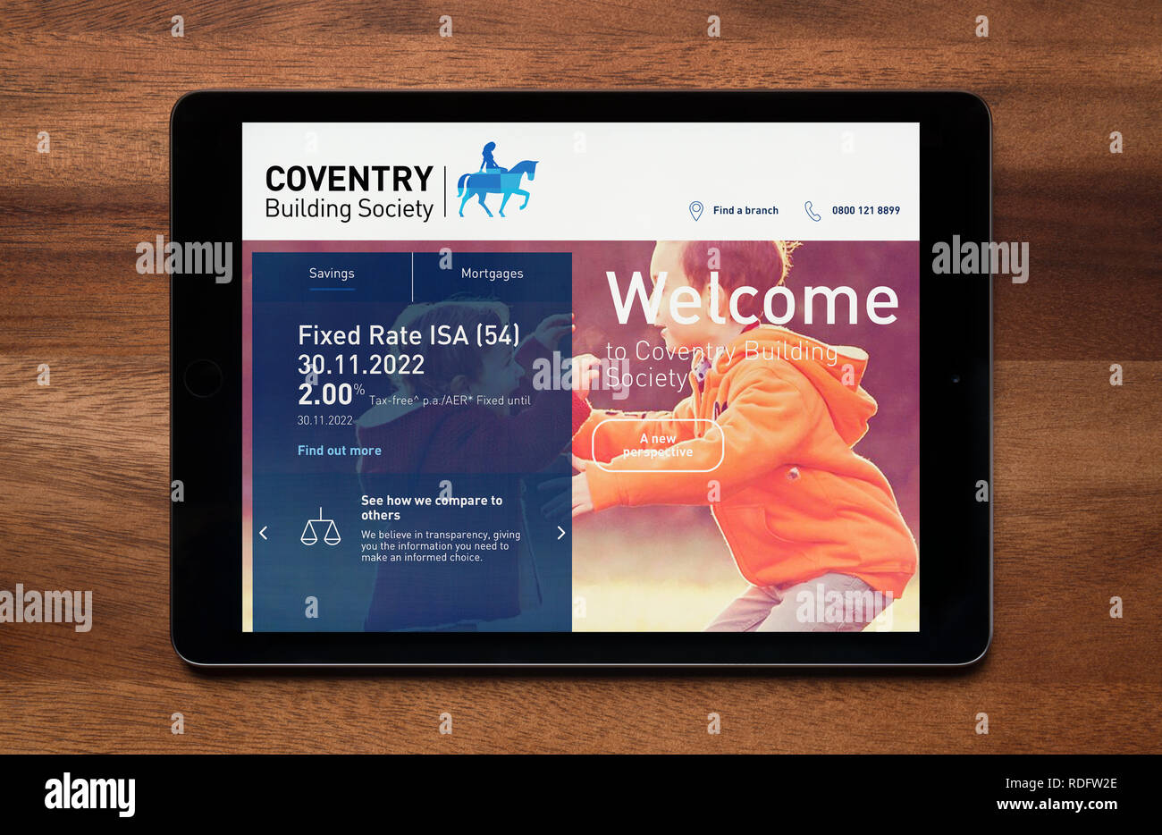 Die Website von Coventry Aufbau der Gesellschaft gesehen wird, auf einem iPad Tablet, der ruht auf einem Holztisch (nur redaktionelle Nutzung). Stockfoto