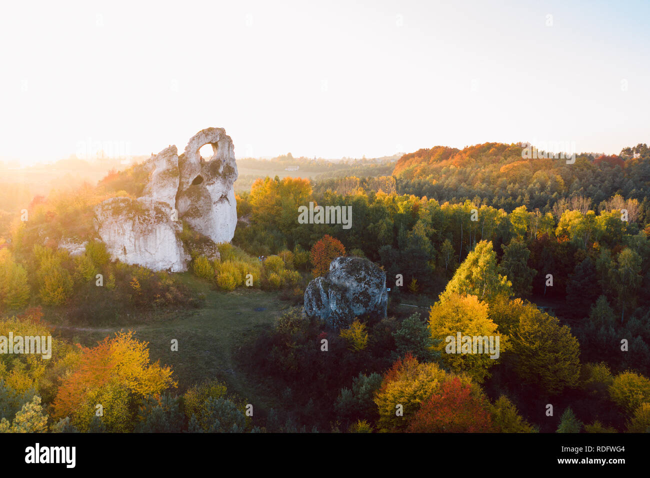 Einen Panoramablick auf die einzigartige Okiennik Rock in Polen mit einem großen natürlichen Fenster Stockfoto