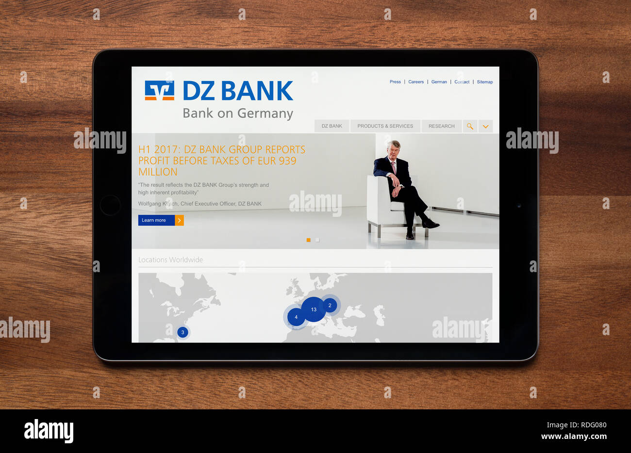 Auf der Website der DZ Bank ist, auf einem iPad Tablet, der ruht auf einem Holztisch (nur redaktionelle Nutzung). Stockfoto