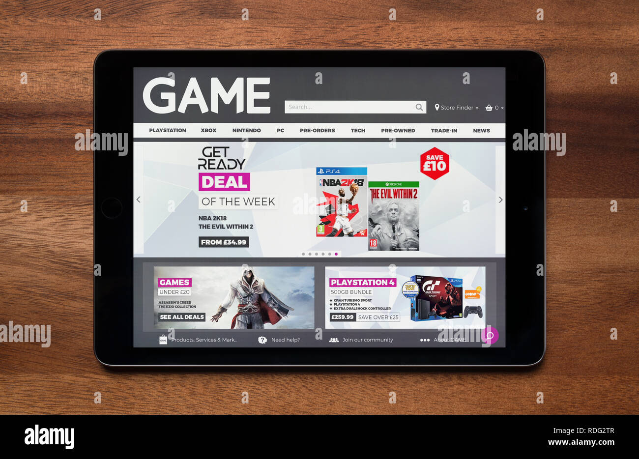 Die Website von Spiel gesehen auf einem iPad Tablet, der ruht auf einem Holztisch (nur redaktionelle Nutzung). Stockfoto